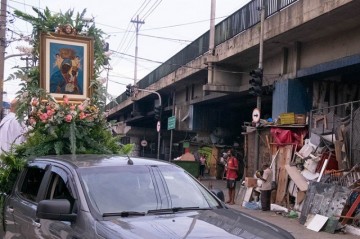 L'image de Notre-Dame de Casaluce parcourt les rues du Brás en procession