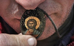 Un fedele bacia l'icona di Cristo