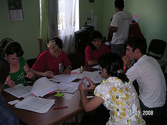 ufficio della caritas di gori con volontari al lavoro