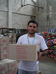 volontario distribuisce alimenti