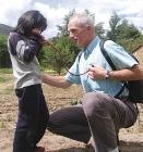 Medico missionario gioca a fare il paziente con una bambina