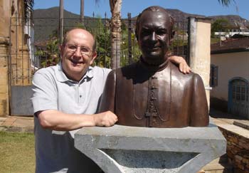 Ernesto Olivero vicino al busto di Don Luciano a Mariana