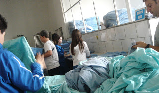 ALUNOS do COLÉGIO N.S. MENINA ajudando na lavanderia do ARSENAL