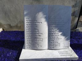 La preghiera di Ernesto Olivero sul monumento a ricordo dei morti della pandemia a Castione della Presolana BG